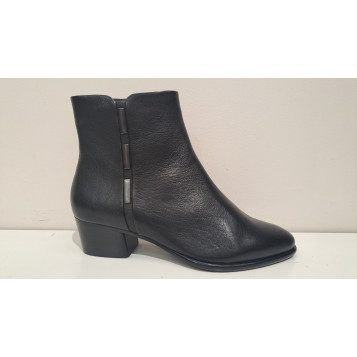 lori-02 black